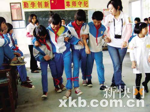 志愿者通過游戲鼓勵(lì)學(xué)生 志愿者通過游戲鼓勵(lì)學(xué)生