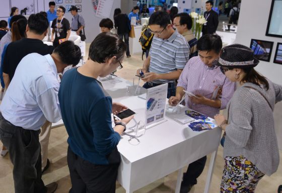 參觀者在三星GALAXY Note 4展區(qū)體驗(yàn)產(chǎn)品帶來的極致魅力 參觀者在三星GALAXY Note 4展區(qū)體驗(yàn)產(chǎn)品帶來的極致魅力