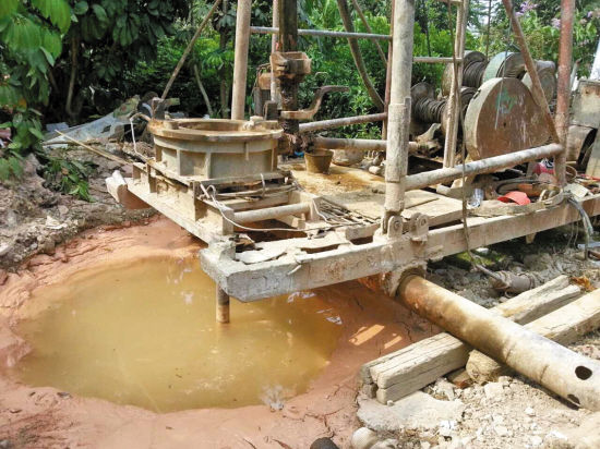 金碧雅苑北門外的移動基站偷建現場 金碧雅苑北門外的移動基站偷建現場