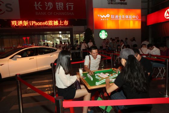 現(xiàn)場(chǎng)給用戶(hù)準(zhǔn)備了麻將桌 現(xiàn)場(chǎng)給用戶(hù)準(zhǔn)備了麻將桌