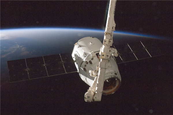 Ҏ(gu)与SpaceX杠上?jin)?x)正争夺频׃用权